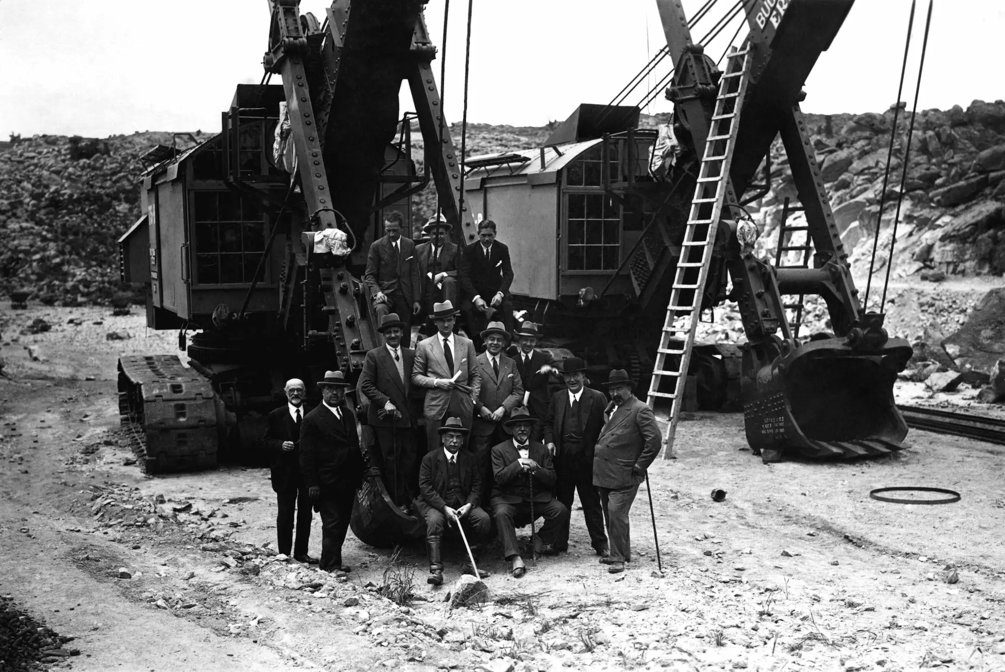 Se inaugura el salto de Ricobayo. Fue el primer gran aprovechamiento hidroeléctrico español y uno de los mayores de Europa en su momento