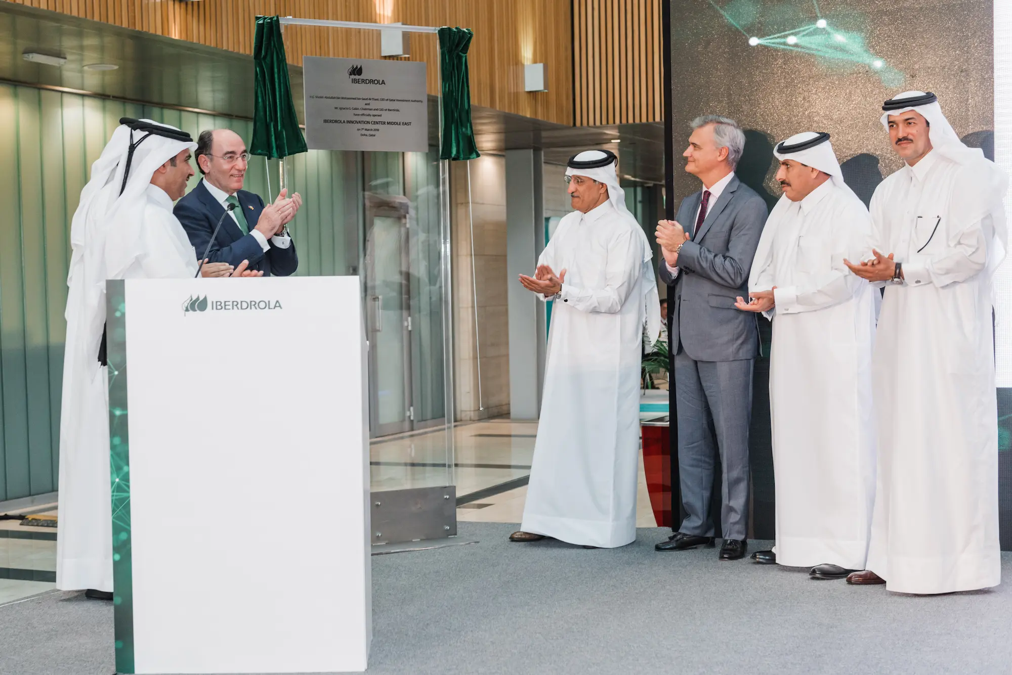 Fotografía de Ignacio S. Galán en la inauguración del centro Iberdrola Innovation Middle East junto con las autoridades