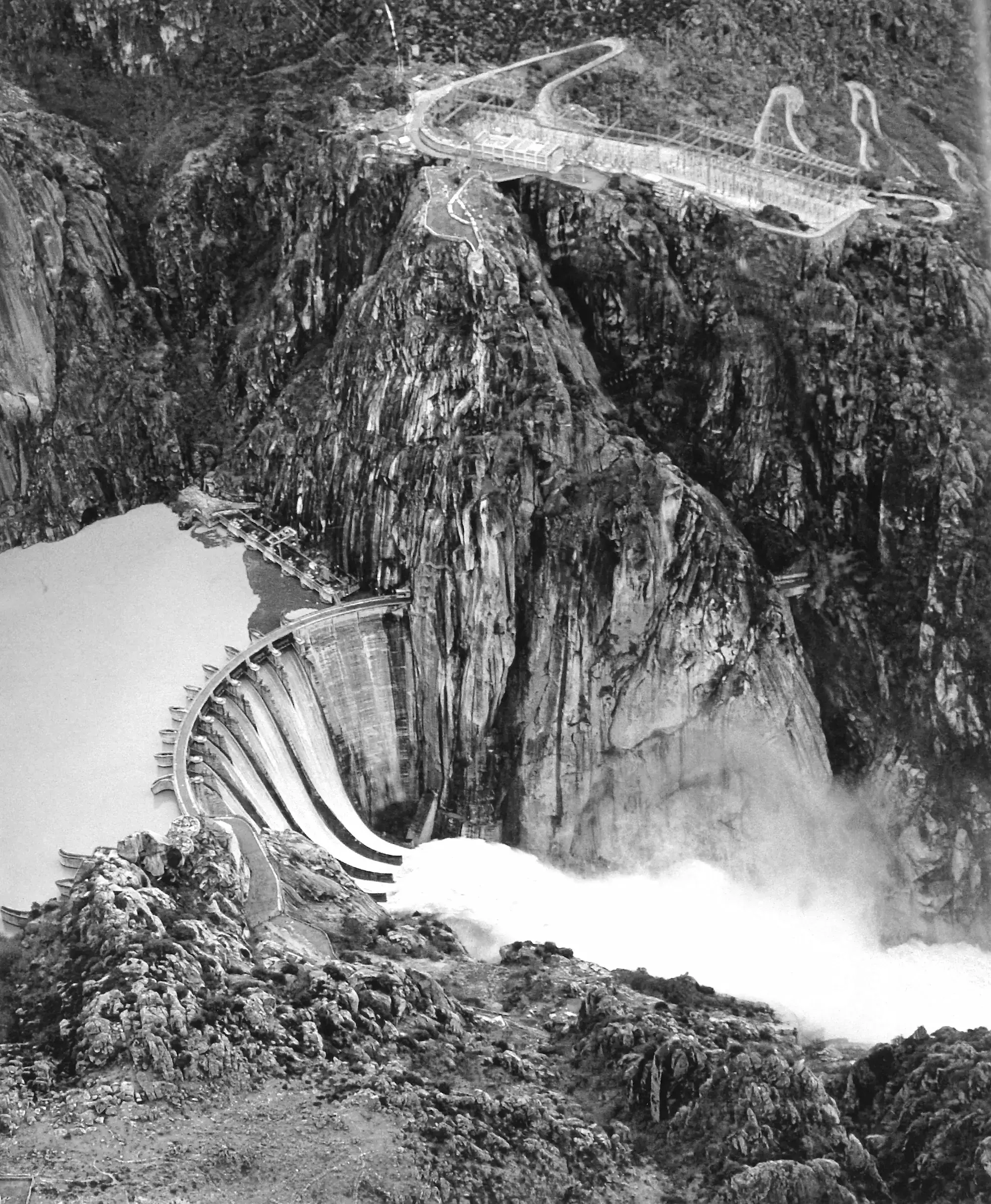 Inauguración de la presa de Aldeadávila, en Salamanca, en el curso del río Duero