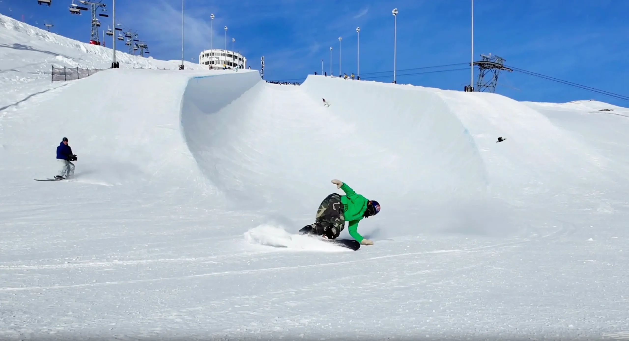Imagen de Queralt Castellet haciendo snowboard